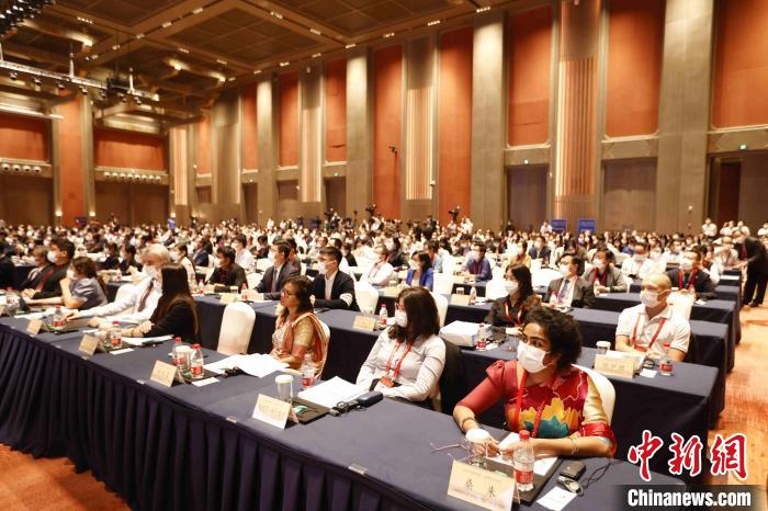 500余名專家學(xué)者、嘉賓代表以線上線下方式參加開幕式?！∈⒓样i 攝
