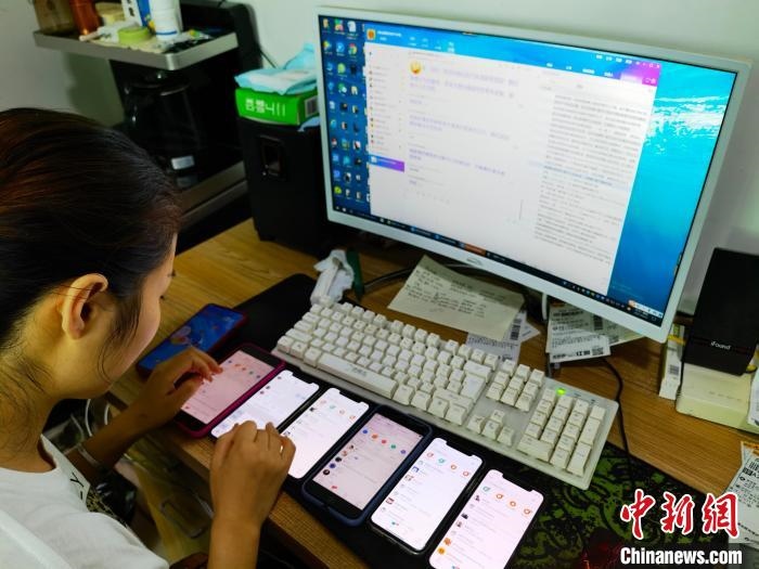 圖為網(wǎng)絡(luò)客服為網(wǎng)上“專車座套”客戶答疑釋惑。　呂子豪 攝