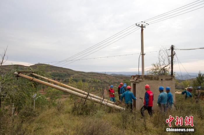 資料圖：10月11日，山西省靈石縣，電力工作人員在搶修電力設(shè)施。<a target='_blank' href='http://www.chinanews.com/'>中新社</a>記者 張云 攝 　