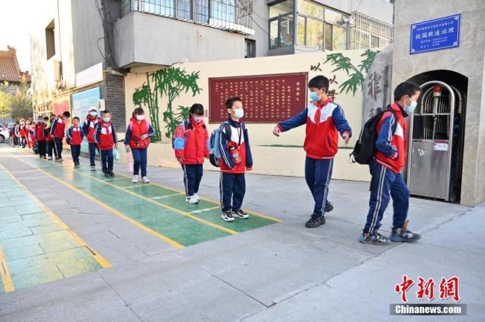 10月，呼和浩特市一所小學(xué)內(nèi)，學(xué)生間隔入校。 <a target='_blank' href='/'>中新社</a>記者 劉文華 攝