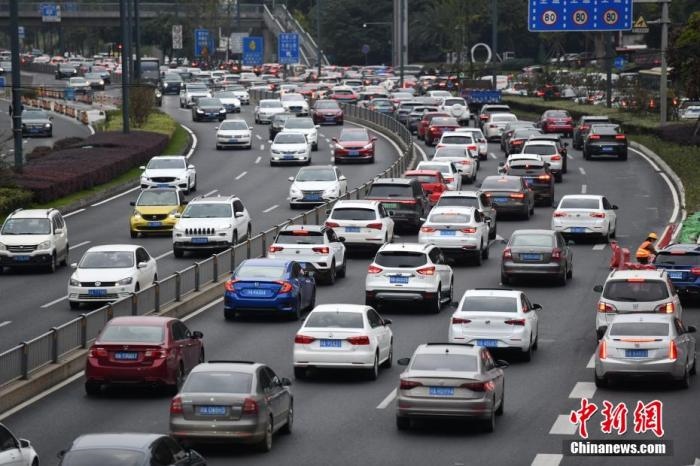 成都市劍南大道的早高峰，車(chē)輛排隊(duì)入城。張浪 攝