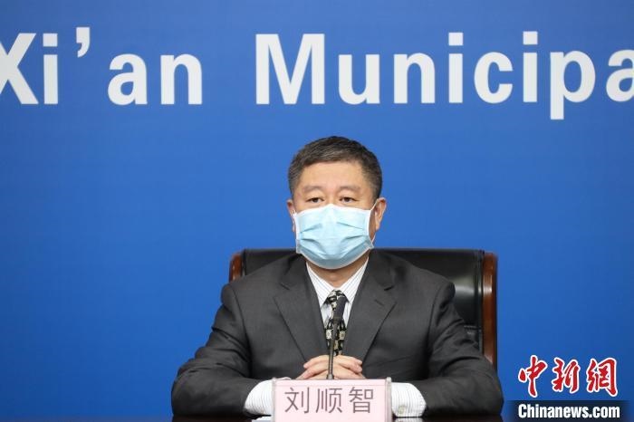圖為西安市衛(wèi)生健康委主任劉順智6日在新聞發(fā)布會(huì)上?！∥靼彩姓﹫D