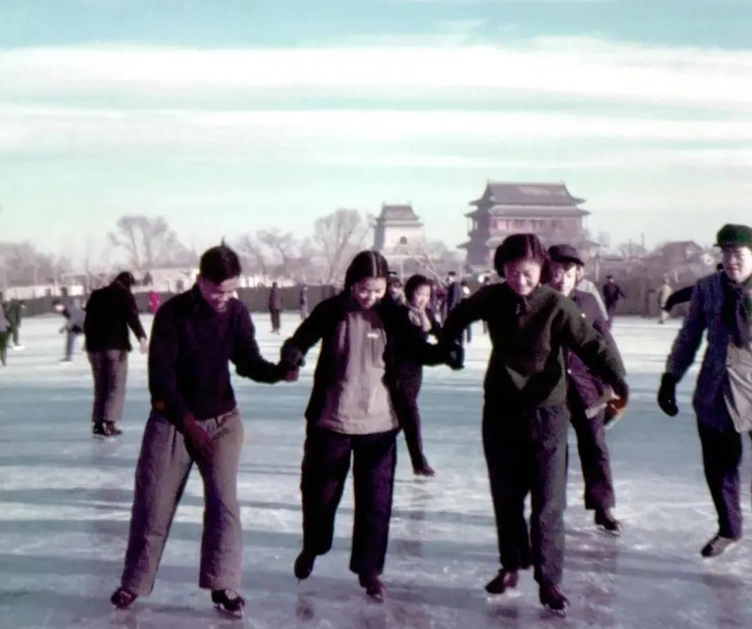 1955年，在什剎海學(xué)習(xí)溜冰的大學(xué)生。(圖源：人民畫報(bào))