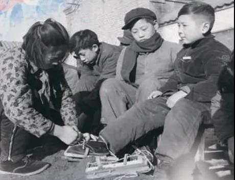 上世紀(jì)50年代，孩子們?cè)诖┠景灞?圖源：北京日?qǐng)?bào))