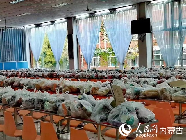 內蒙古師范大學為返鄉(xiāng)學生準備午餐和路途上的方便食品。內蒙古教育廳供圖