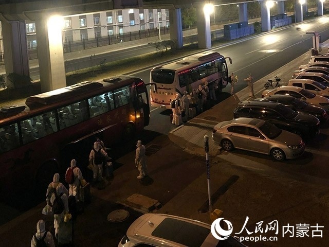 高校學生有序登車，前往隔離點。內蒙古教育廳供圖