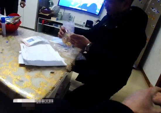 失主對照清單清點黃金等貴重物品。資陽市公安供圖