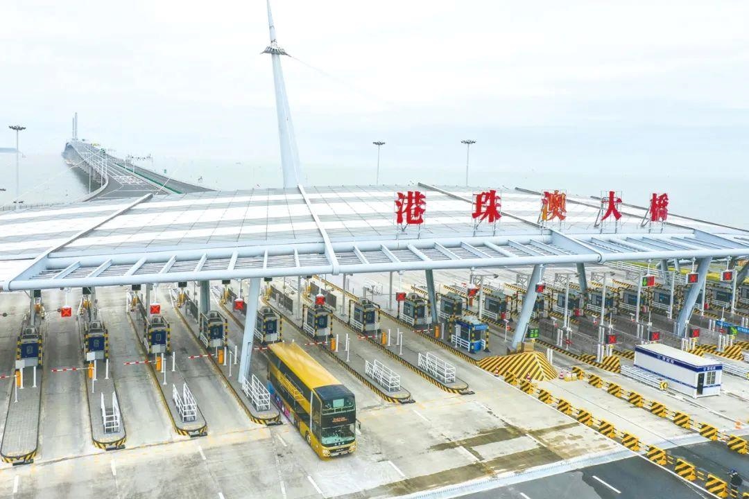 △一輛從香港開往珠海的港珠澳大橋穿梭巴士入境珠海。