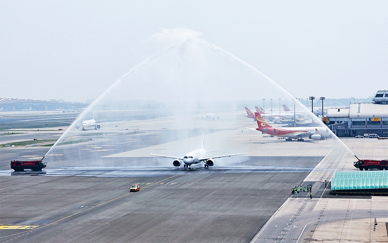 2023年5月28日，國(guó)產(chǎn)大型客機(jī)C919圓滿完成首次商業(yè)飛行，開(kāi)啟市場(chǎng)化運(yùn)營(yíng)、產(chǎn)業(yè)化發(fā)展新征程。圖為北京首都國(guó)際機(jī)場(chǎng)以水門禮迎接C919首個(gè)商業(yè)航班東航MU9191。 新華社發(fā) 魏萌/攝