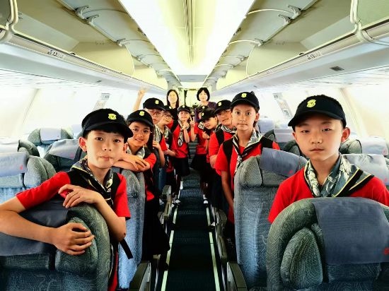 文縣東壩童聲合唱團的孩子們在飛機上。