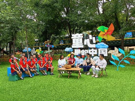 文縣東壩童聲合唱團的孩子們在央視大風(fēng)車基地錄制節(jié)目。