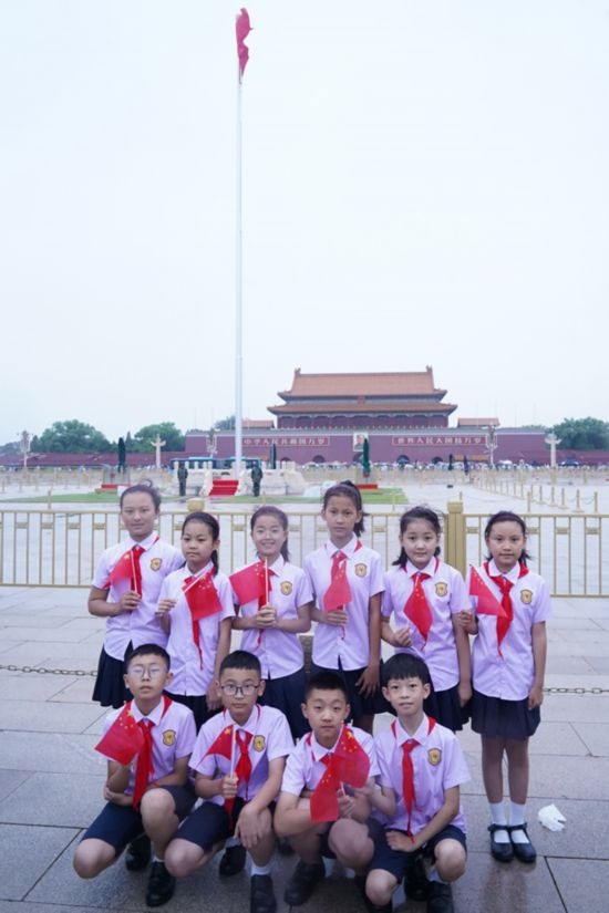 文縣東壩童聲合唱團的孩子們在天安門廣場合影。