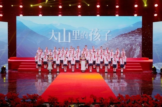 文縣東壩童聲合唱團的孩子們在甘肅廣播電視總臺青少頻道錄節(jié)目。