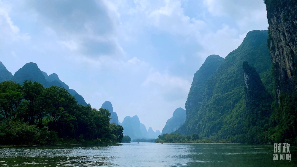 漓江流域國家地表水考核斷面連續(xù)6年保持Ⅱ類水質(zhì)，2022年漓江入選國家首批美麗河湖案例。（總臺央視記者張宇拍攝）