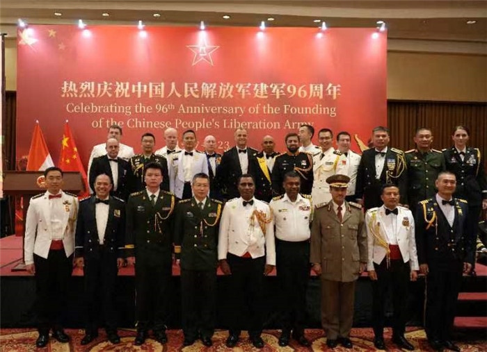 圖為徐勝武官與參加招待會(huì)的各國武官、武官處代表合影。中國駐印度尼西亞使館供圖