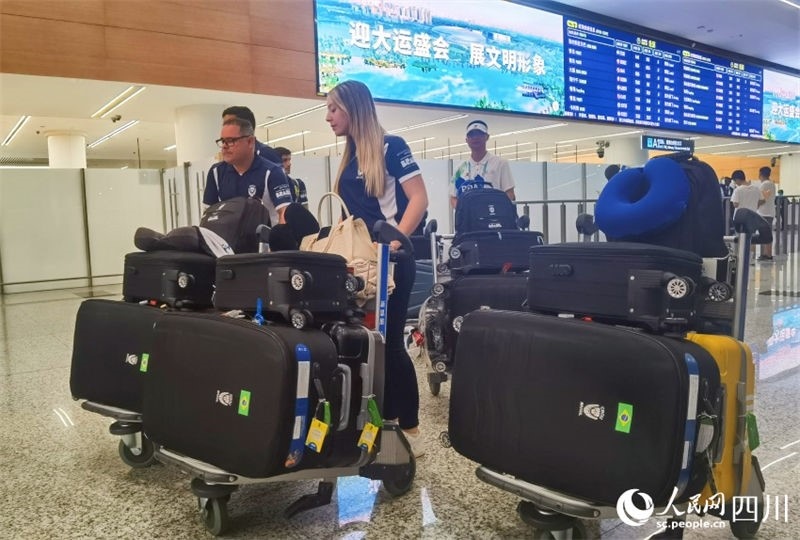 圖為取完行李的巴西代表團成員。人民網(wǎng)記者 王洪江攝