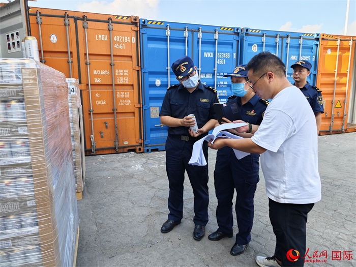 8月3日，鄭州車(chē)站海關(guān)工作人員在查驗(yàn)報(bào)關(guān)貨物。人民網(wǎng) 崔譯戈攝