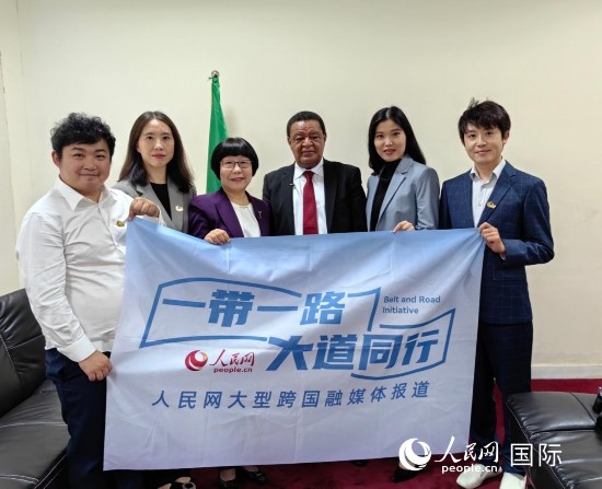 穆拉圖·特肖梅與人民網(wǎng)記者合影。