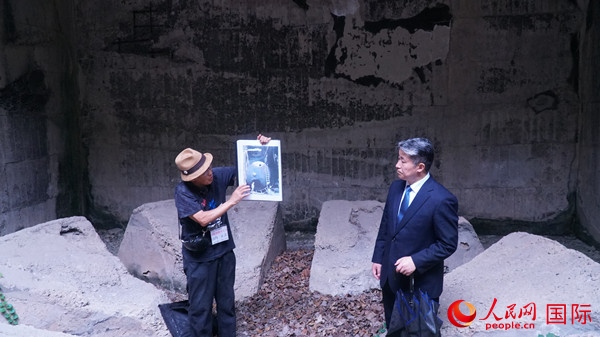 毒氣島歷史研究所事務(wù)局長山內(nèi)正之在毒氣儲存遺址為大家介紹日軍發(fā)動毒氣戰(zhàn)的罪證。人民網(wǎng) 蔣曉辰攝