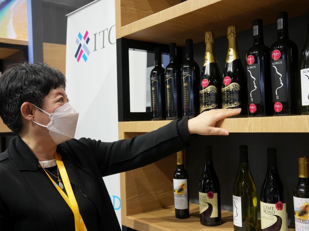 這是在中國上海舉行的第五屆進(jìn)博會上拍攝的來自南非的葡萄酒（2022年11月7日攝）。