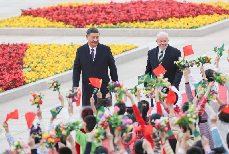 2023年4月14日，習(xí)近平主席在北京人民大會堂東門外廣場為來華進(jìn)行國事訪問的巴西總統(tǒng)盧拉舉行歡迎儀式。
