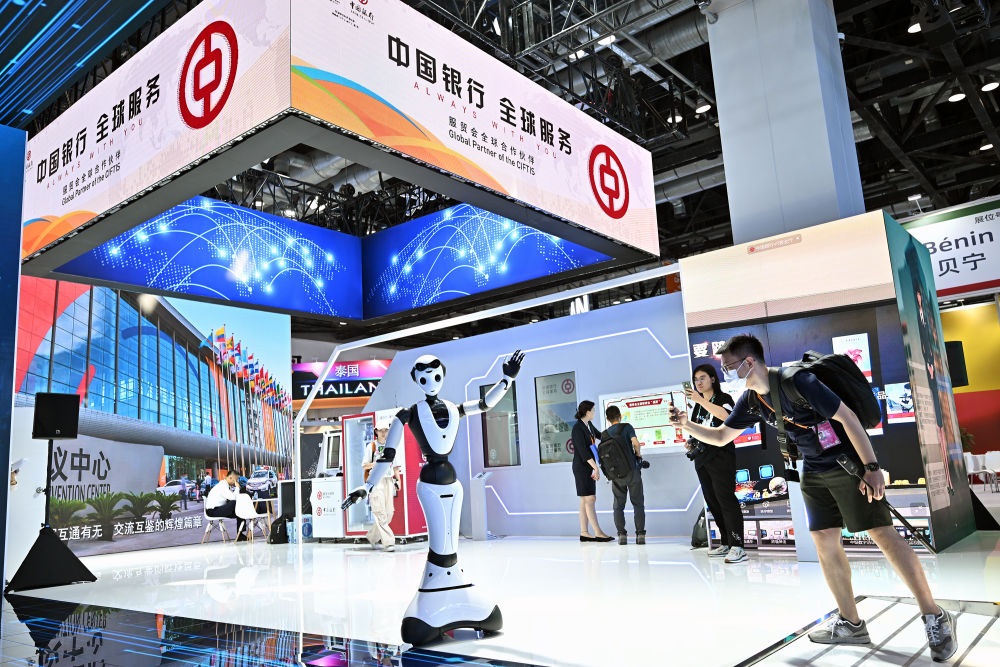 9月1日，媒體記者在國家會議中心中國銀行展臺拍攝一款迎賓接待機(jī)器人。新華社記者 李鑫 攝