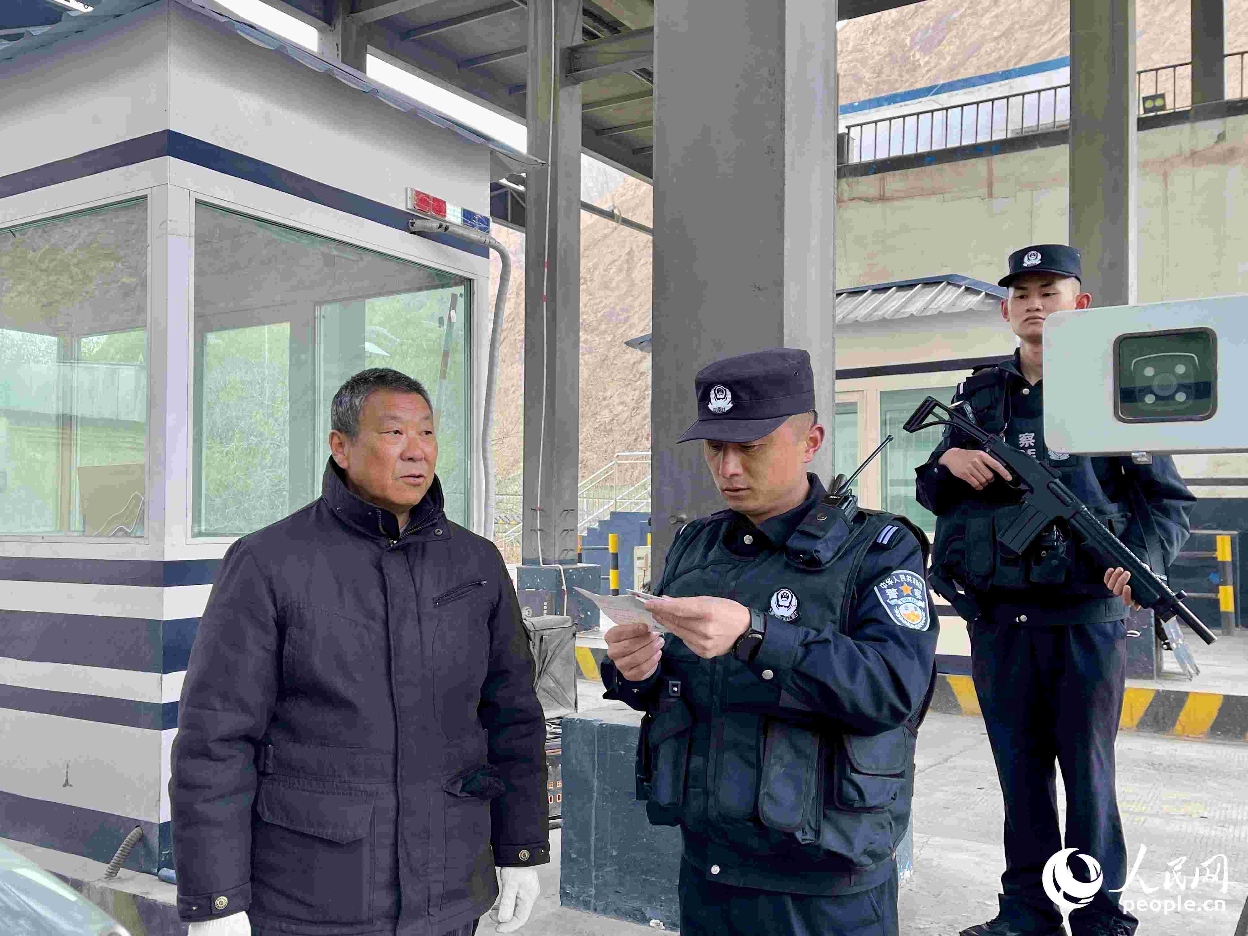 2023年5月10日，在庫(kù)地邊境檢查站，陳暢核對(duì)進(jìn)出邊境管理區(qū)人員信息。人民網(wǎng) 周靜圓攝