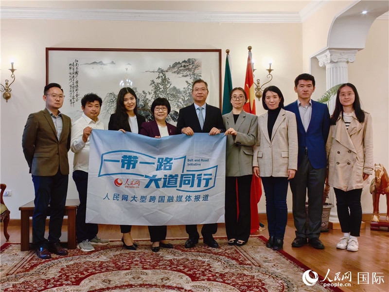 胡長(zhǎng)春大使、駐非盟使團(tuán)工作人員與人民網(wǎng)記者合影。