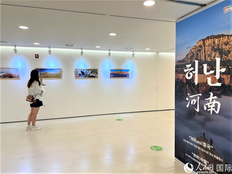 2.民眾參觀“看九曲黃河 聽華夏故事”主題展。人民網(wǎng)記者 馬菲攝