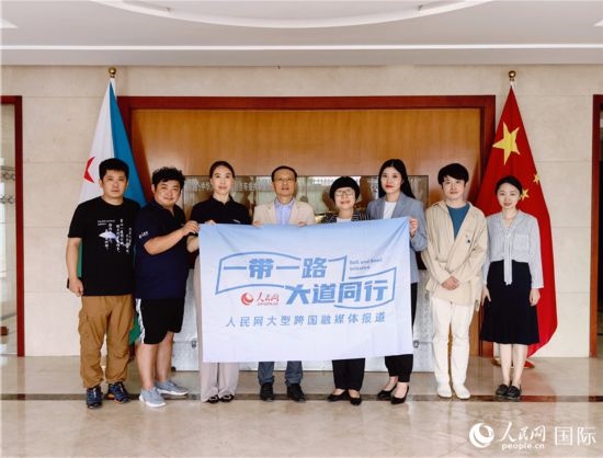 胡斌大使（左四）、使館工作人員與人民網(wǎng)監(jiān)事會(huì)主席唐維紅（右四）一行合影。