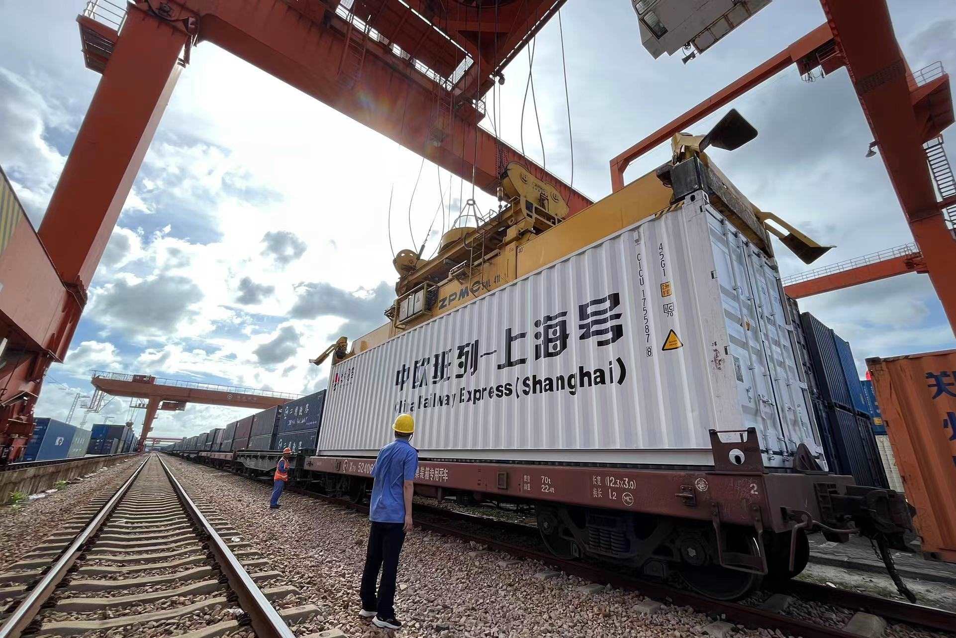 鐵路上海貨運(yùn)中心閔行站貨場內(nèi)，吊機(jī)在貨運(yùn)員的監(jiān)裝下進(jìn)行裝車落箱作業(yè)。人民網(wǎng) 皇甫萬里攝