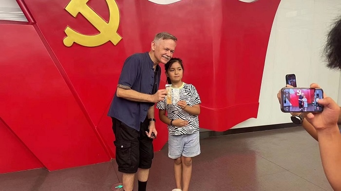 潘維廉和志愿講解員紀(jì)念合影。主辦方供圖