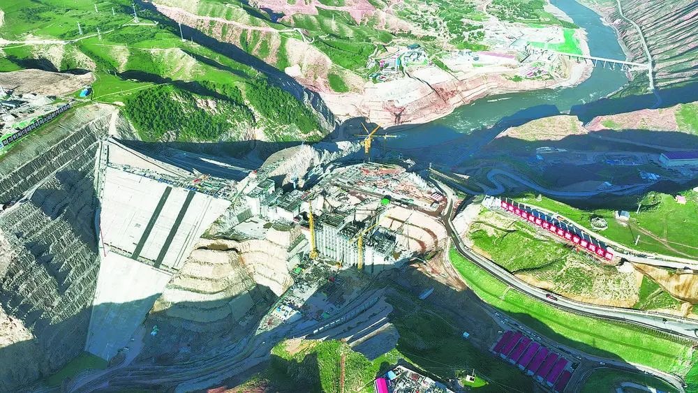 瑪爾擋水電站項目建設(shè)現(xiàn)場。國家能源集團青?，敔枔跛娬竟﹫D