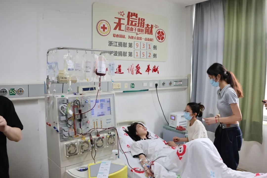 陸冰冰（右三）捐獻185毫升造血干細胞。受訪者供圖