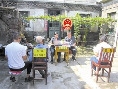 圖②：法庭在農(nóng)家小院開展巡回審判。