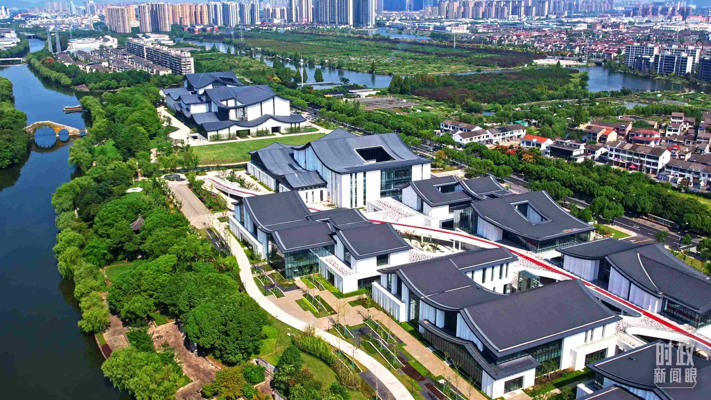△臨河而建的浙東運河文化園。（總臺央視記者范凱拍攝）