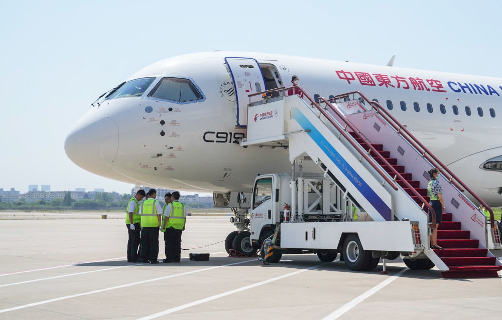 在上海虹橋國際機(jī)場停機(jī)坪拍攝的C919飛機(jī)（5月28日攝）。新華社記者 丁汀 攝
