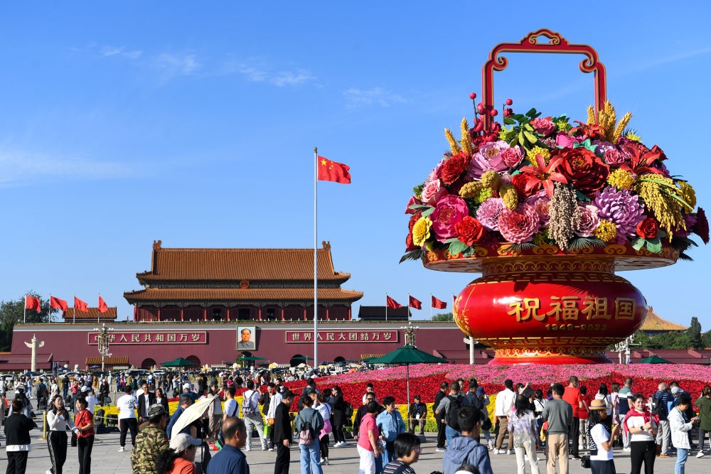 9月27日，市民游客在天安門廣場參觀“祝福祖國”巨型花籃。新華社記者 鞠煥宗 攝