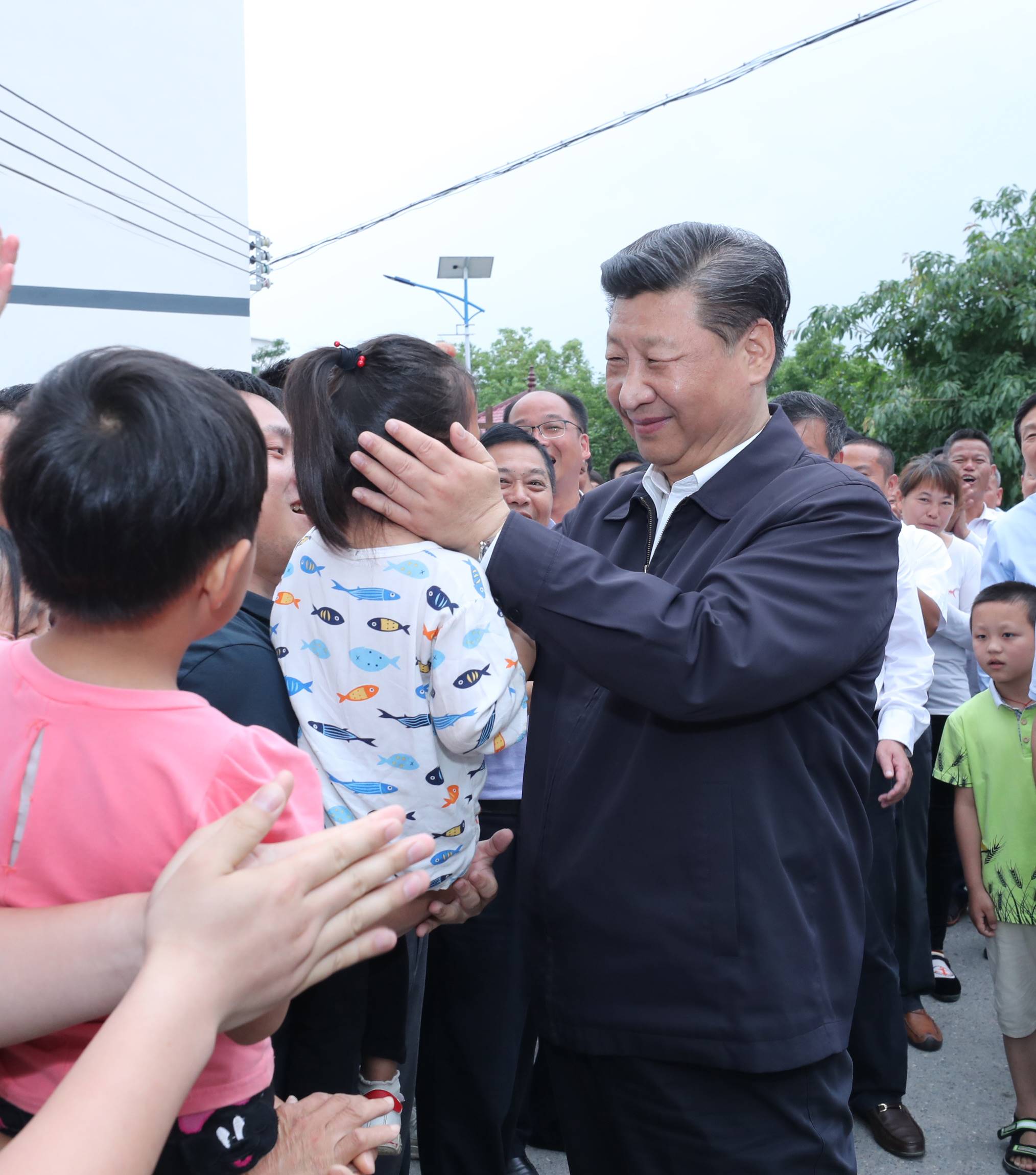 2019年5月20日，中共中央總書(shū)記、國(guó)家主席、中央軍委主席習(xí)近平深入贛南老區(qū)考察調(diào)研。這是習(xí)近平來(lái)到贛州市于都縣梓山鎮(zhèn)潭頭村親切看望老區(qū)群眾。新華社記者 鞠鵬 攝