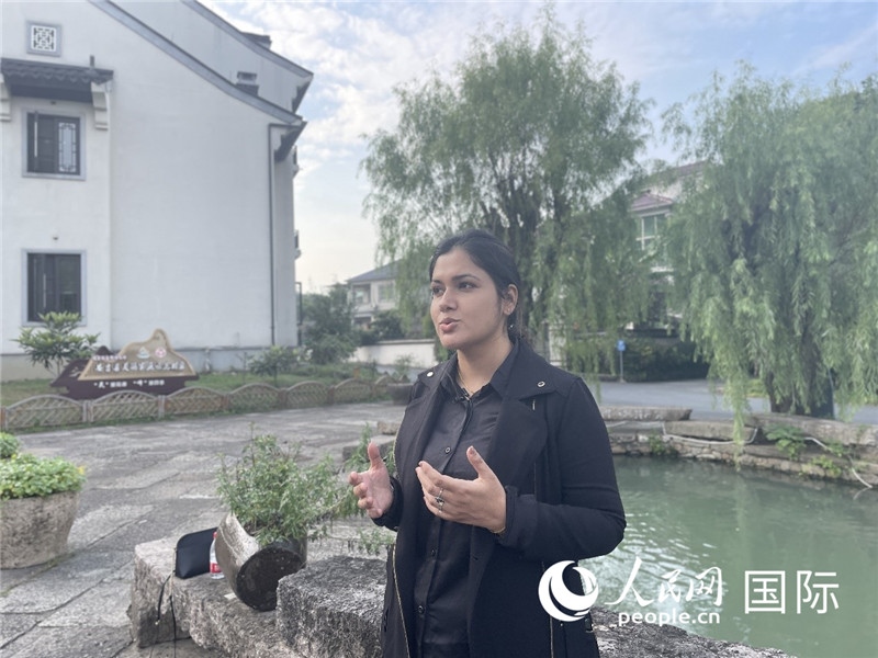 孟加拉國(guó)Channel 24電視頻道主持人伊斯拉特·阿敏在安吉接受記者采訪。人民網(wǎng)記者 張榮攝