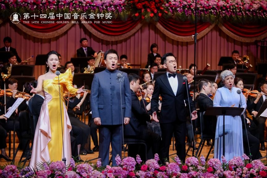 龔爽（左一）、呂繼宏（左二）、石倚潔（右二）、迪里拜爾（右一）四位藝術(shù)家領(lǐng)唱《領(lǐng)航》。主辦方供圖