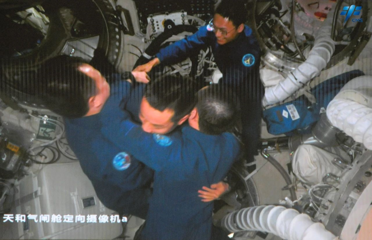 神舟十七號(hào)航天員乘組順利進(jìn)入空間站。中國(guó)載人航天工程辦公室供圖