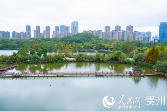 秋日時(shí)節(jié)，觀山湖公園景色美不勝收。人民網(wǎng) 陽(yáng)茜攝
