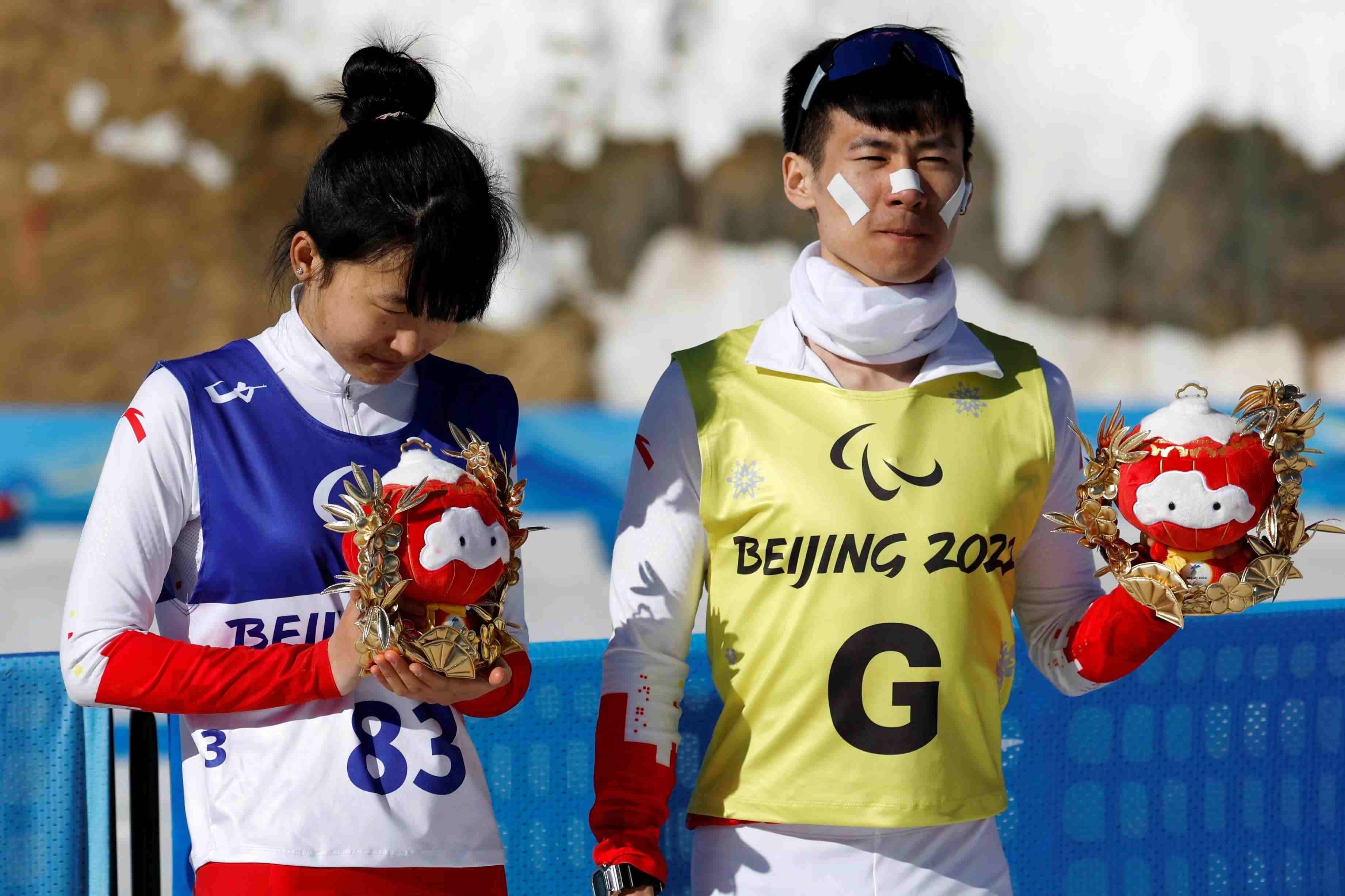 △2022年3月8日，在2022冬殘奧會殘奧冬季兩項女子中距離（視障）比賽中，中國選手王躍（左）獲季軍。