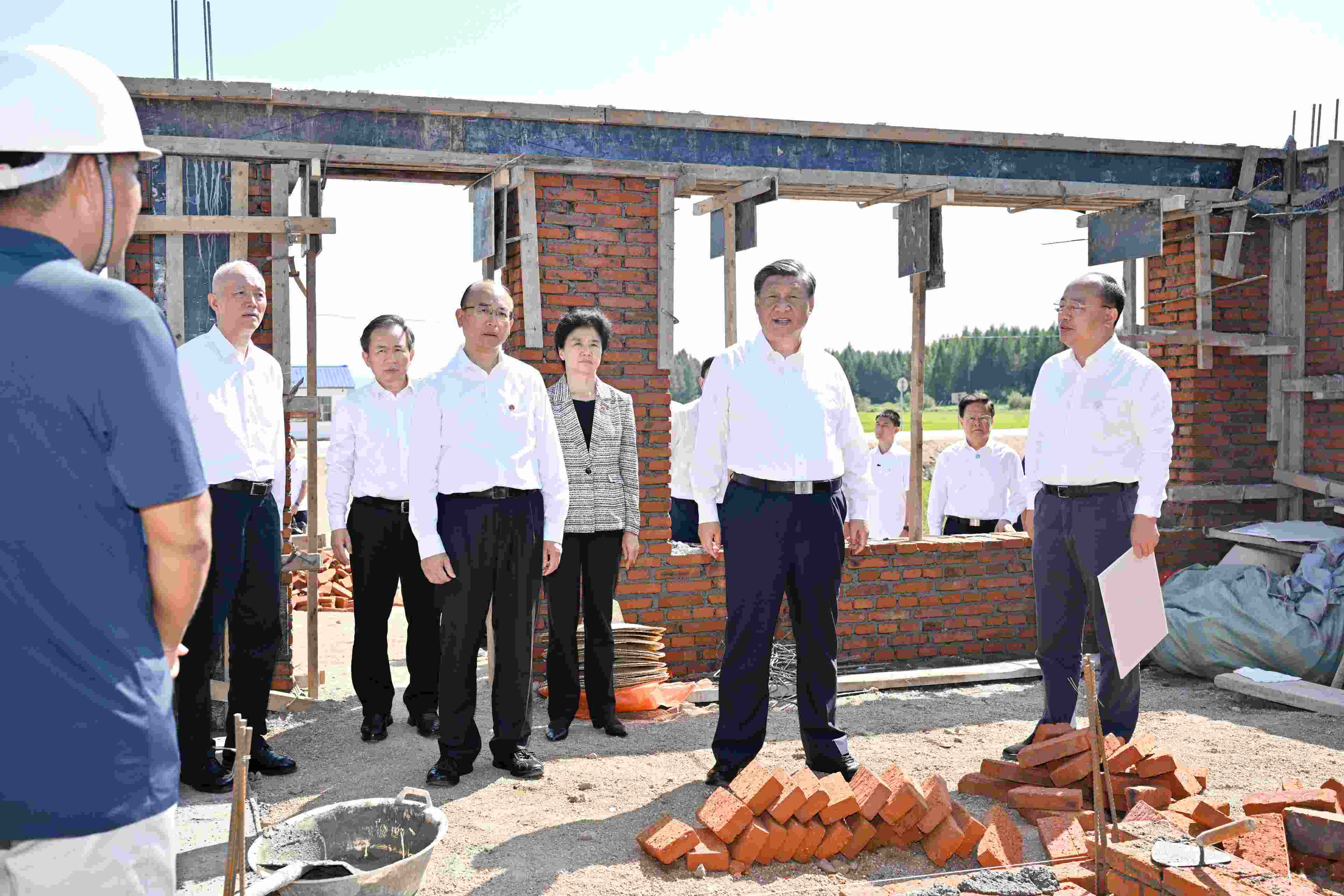 2023年9月7日，習(xí)近平總書(shū)記在遭受洪澇災(zāi)害的黑龍江省哈爾濱尚志市老街基鄉(xiāng)龍王廟村，察看水毀房屋重建情況。