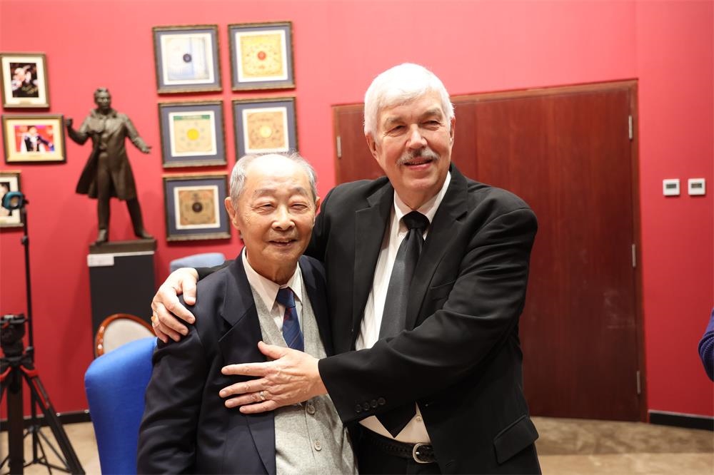 費城交響樂團小提琴演奏家戴維·布斯與原中央樂團小提琴演奏家朱信人50年后再相聚。