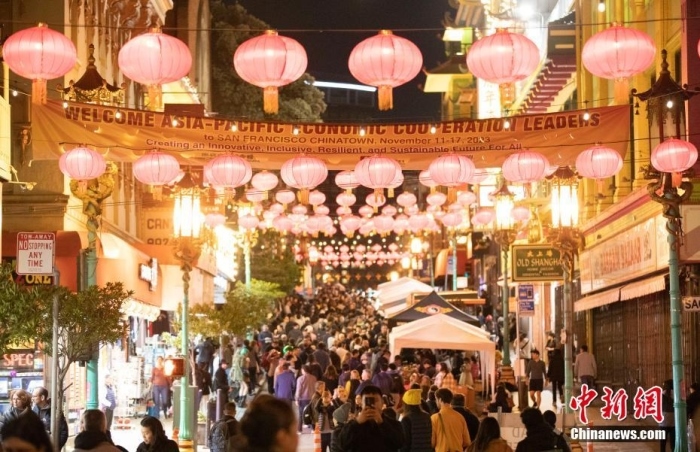 當(dāng)?shù)貢r(shí)間11月10日，美國(guó)舊金山唐人街夜市人頭攢動(dòng)。亞太經(jīng)合組織(APEC)第三十次領(lǐng)導(dǎo)人非正式會(huì)議將在舊金山舉行，當(dāng)?shù)靥迫私钟?jì)劃舉辦包括夜市在內(nèi)的多場(chǎng)活動(dòng)，以吸引與會(huì)者、游客和市民的光顧。<a target='_blank' href='/'><p class=
