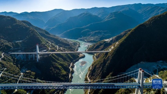 11月25日拍攝的麗香鐵路金沙江特大橋（前），遠(yuǎn)處是麗香高速特大橋（無人機(jī)照片）。