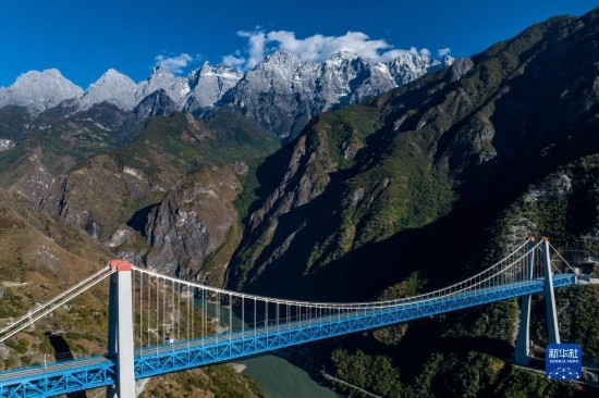 11月25日拍攝的麗香鐵路金沙江特大橋（無人機(jī)照片）。