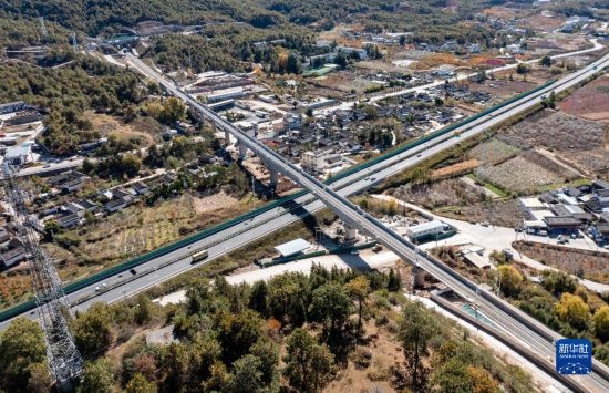 11月25日在麗江市境內(nèi)拍攝的即將開通的麗香鐵路（無人機(jī)照片）。